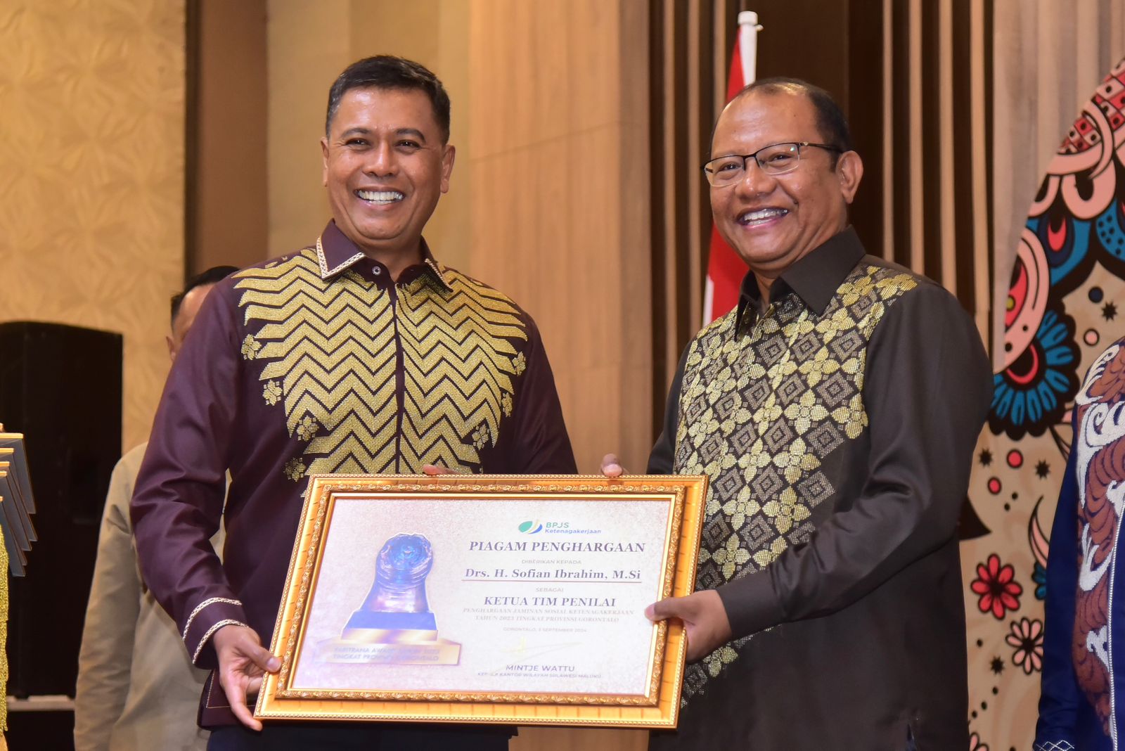  Pemprov Gorontalo Bersama BPJS Ketenagakerjaan Serahkan Paritrana Award 2023   