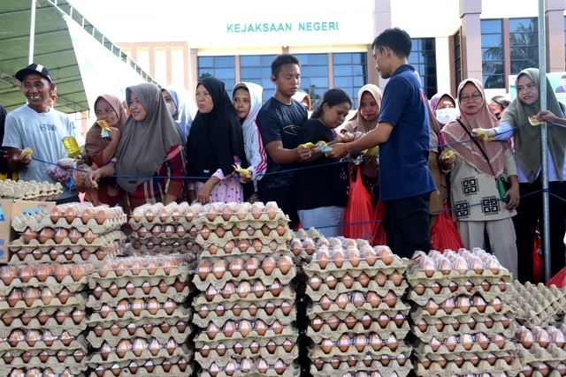  Ribuan Warga Limboto Belanja di Pasar Murah Bersubsidi