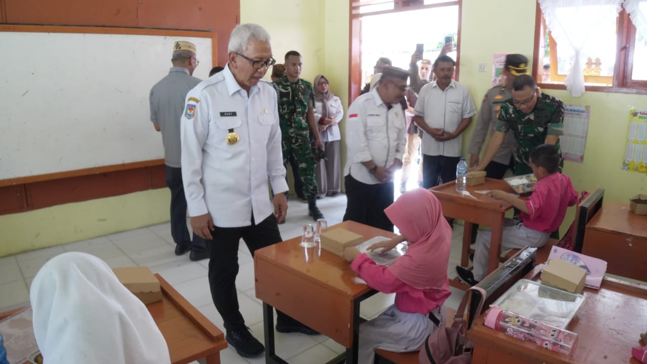  Pj. Gubernur Tinjau Makan Bergizi Gratis di Sekolah Satu Atap Pohuwato    