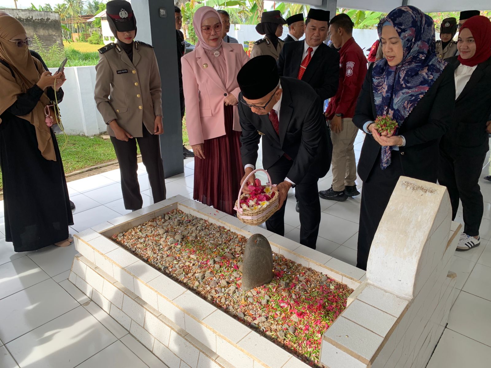  Ziarah Makam Nani Wartabone Maknai Hari Patriotik ke-83   