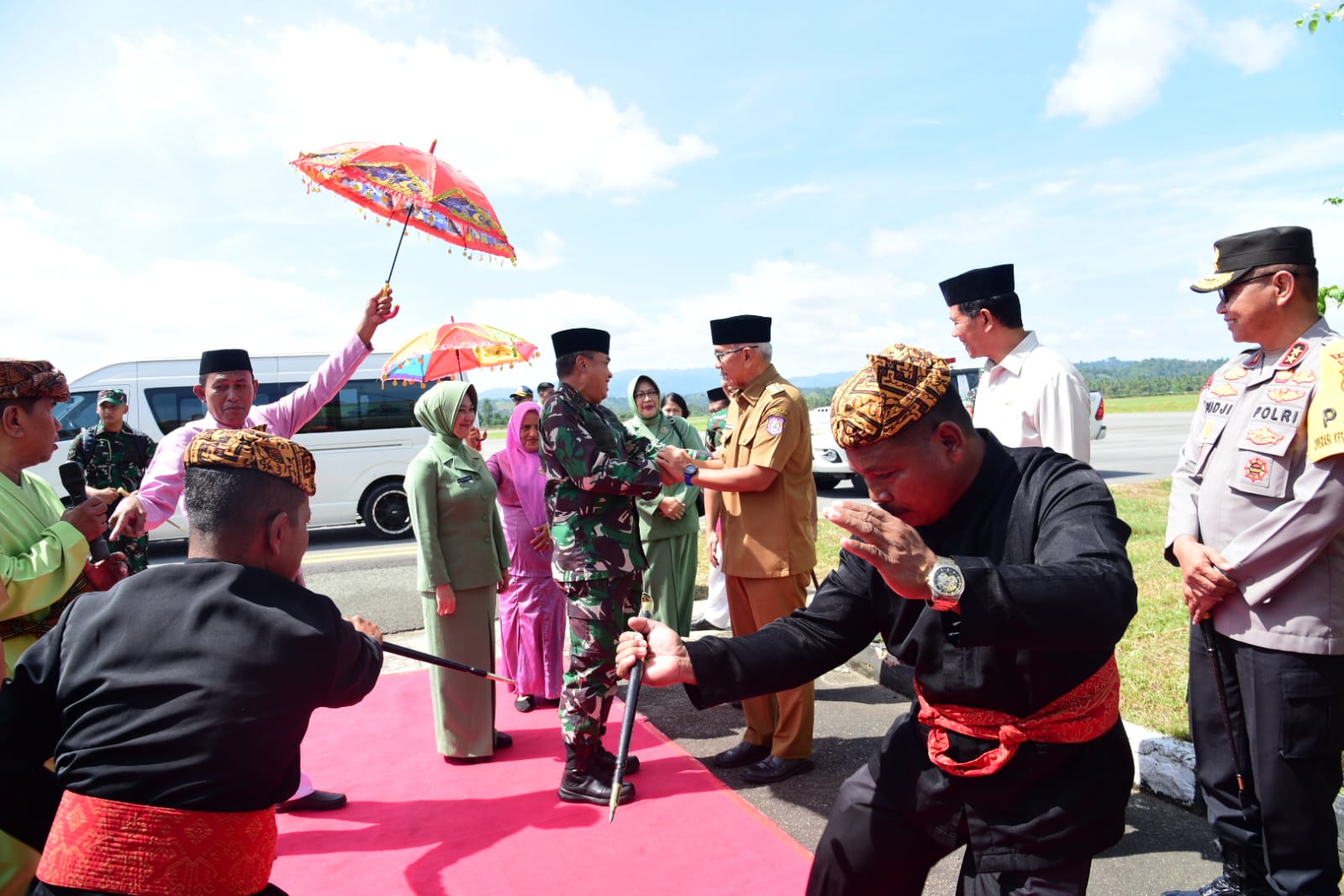  Tiba di Gorontalo, Pangdam XIII/Merdeka Disambut Adat Mopotilolo