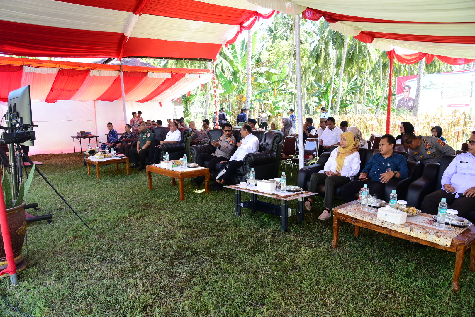 The first phase of the grand corn harvest by zoom meet, attended by Provincial Secretary Sofian Ibrahim, Vice Chief of Gorontalo Police Brigjen Pol. Simson Zet Ringu, Head of Agriculture office Muljadi Mario, and the rank of Forkopimda wednesday (26/2/2025). (Photo by Mila)