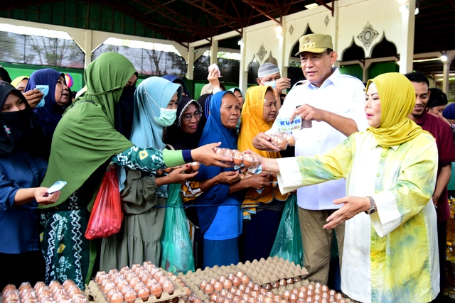  Ribuan Warga Serbu Pasar Murah di Kabupaten Gorontalo