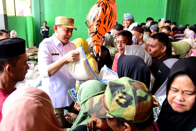  Gubernur Gusnar; Pasar Murah, Penuhi Janji Kampanye