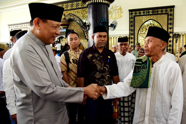  Gubernur Gusnar Salat Jumat di Masjid Agung Baiturrahman Limboto