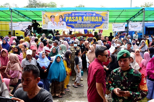  Ribuan Warga Paguyaman Berbelanja di Pasar Murah Bersubsidi