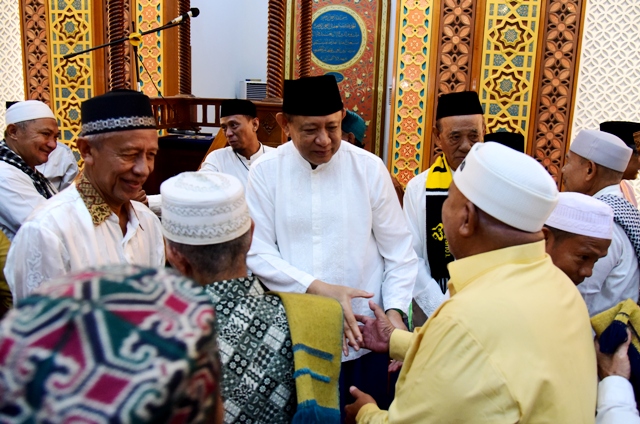  Gubernur Gusnar Laksanakan Salat Subuh di Masjid Agung Baiturrahim