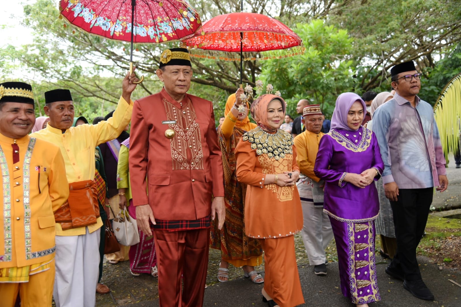  Kunjungi Gorontalo Utara, Gusnar – Idah Diterima Adat Mopotilolo    