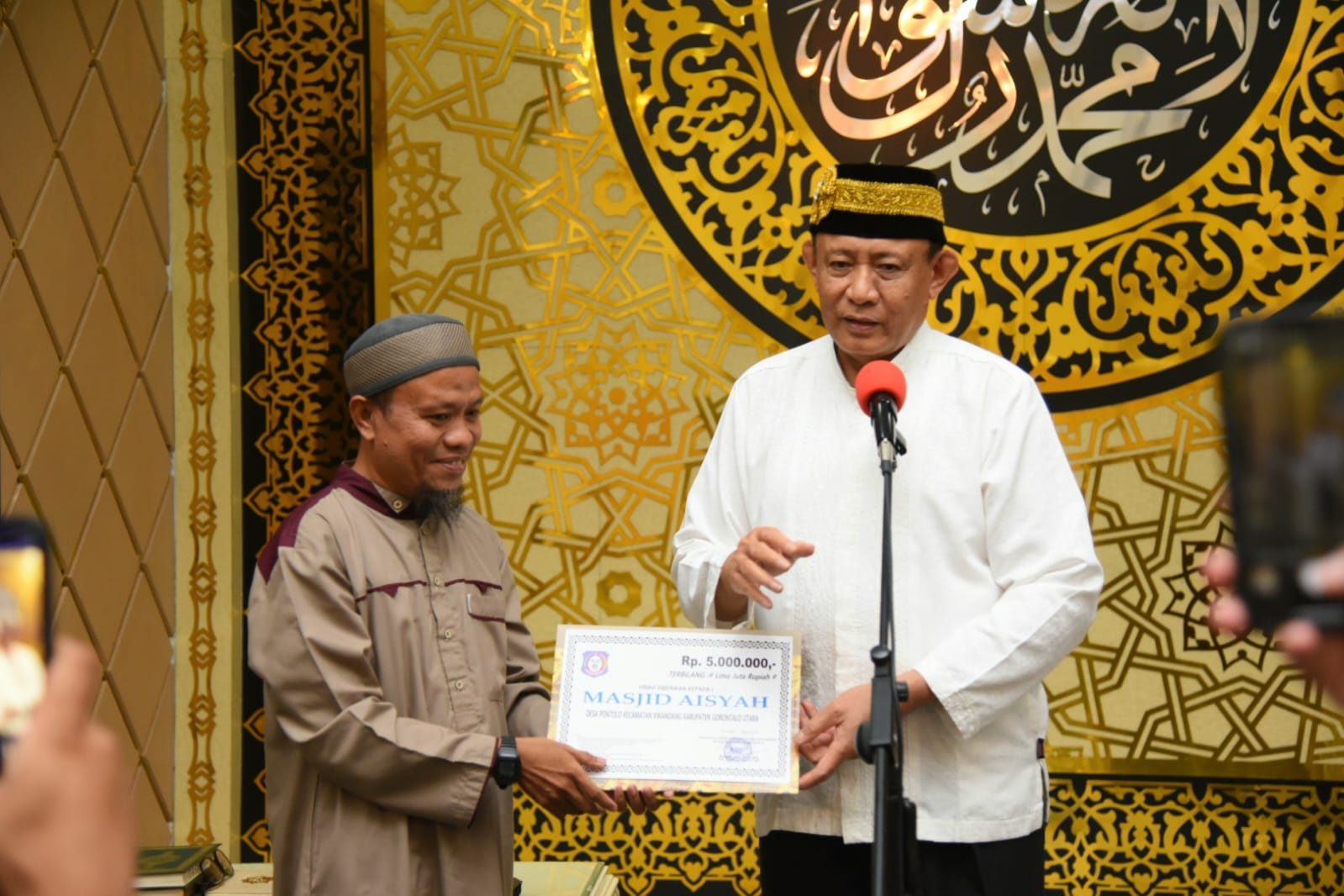  Gubernur Gusnar Serahkan Bantuan Operasional Masjid Aisyah Gorut