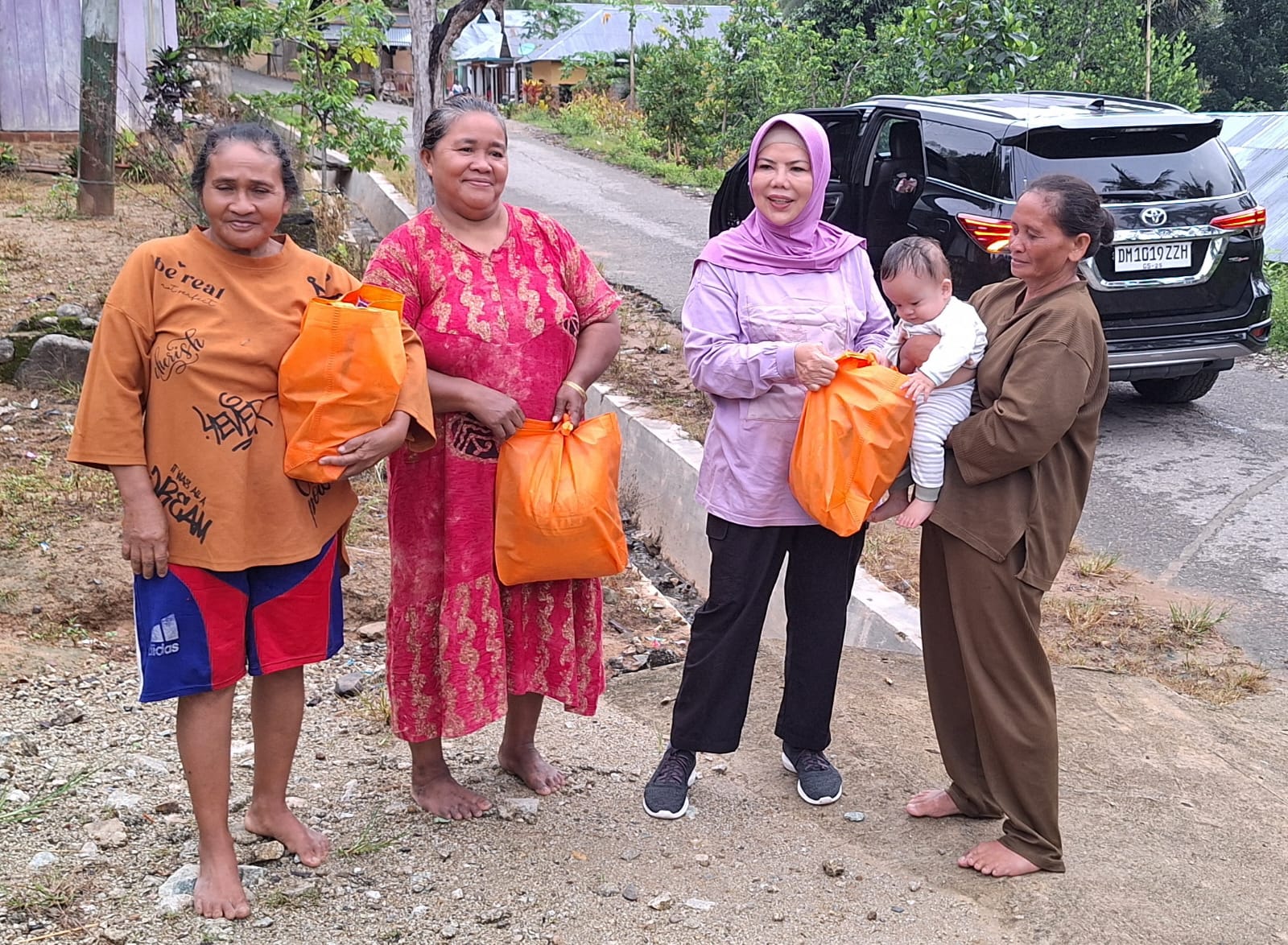  Wagub Idah Bersama Dharma Wanita Berbagi Sembako 