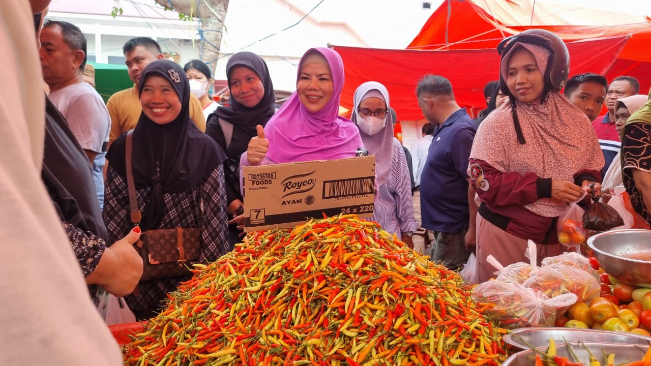  Wagub Gorontalo Pantau Harga Sembako di Pasar Sabtu   