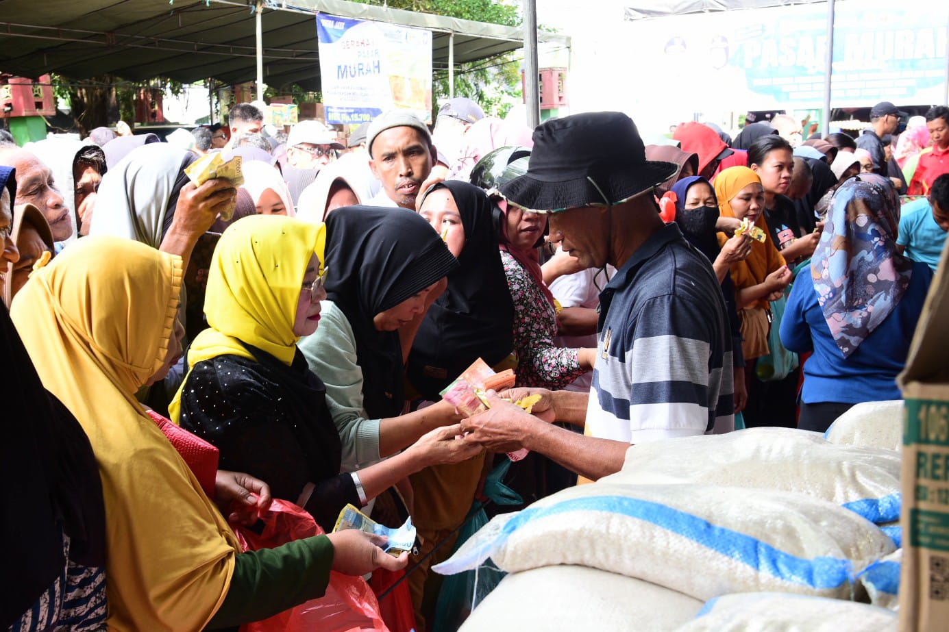  Warga Bone Bolango Antusias Belanja di Pasar Murah   