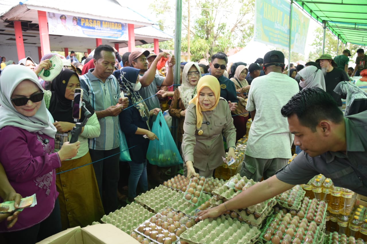  Desak Desakan di Pasar Murah, Wagub Idah Tetap Layani Masyarakat 