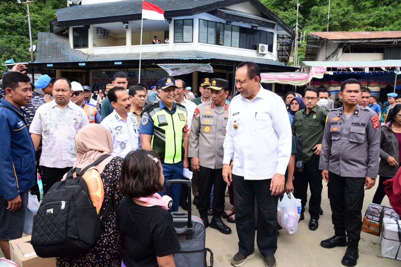  Gubernur Gusnar Ingatkan KSOP Perhatikan Tinggi Gelombang