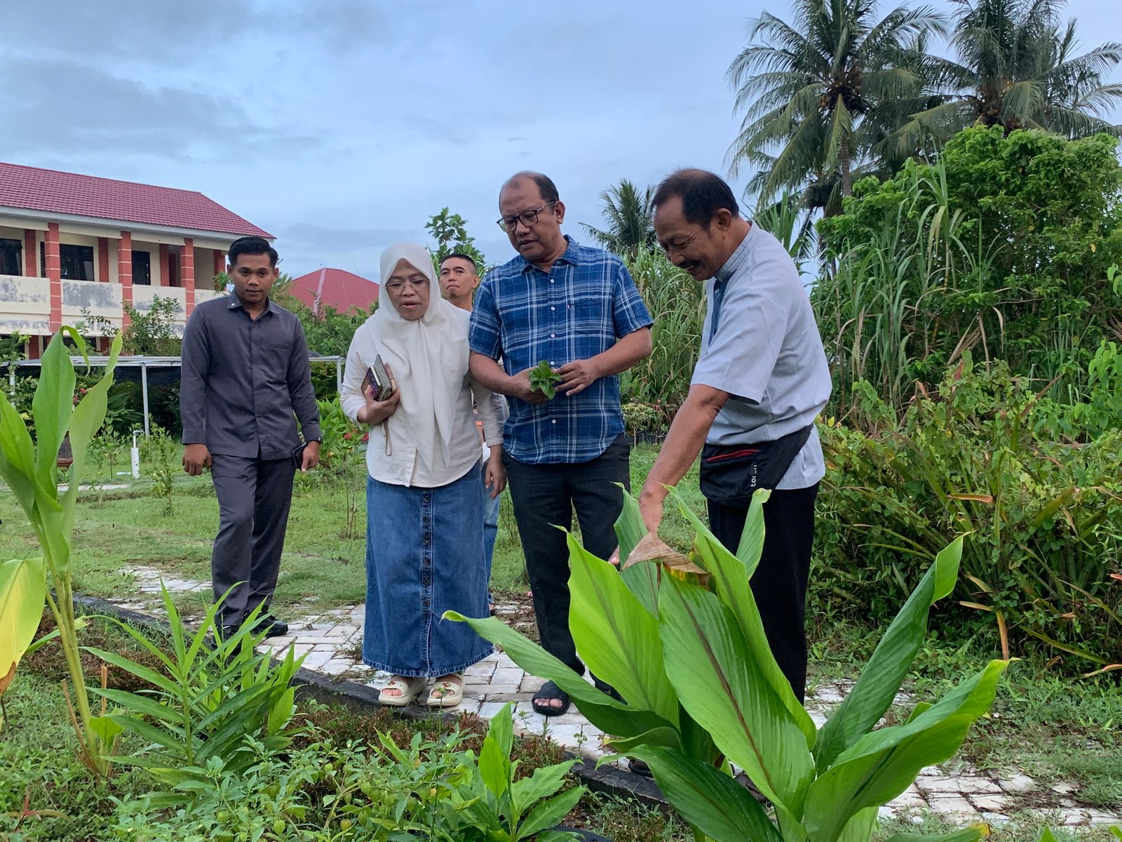  Sekdaprov Sofian Kunjungi Lahan Pertanian SMK PPN Gorontalo