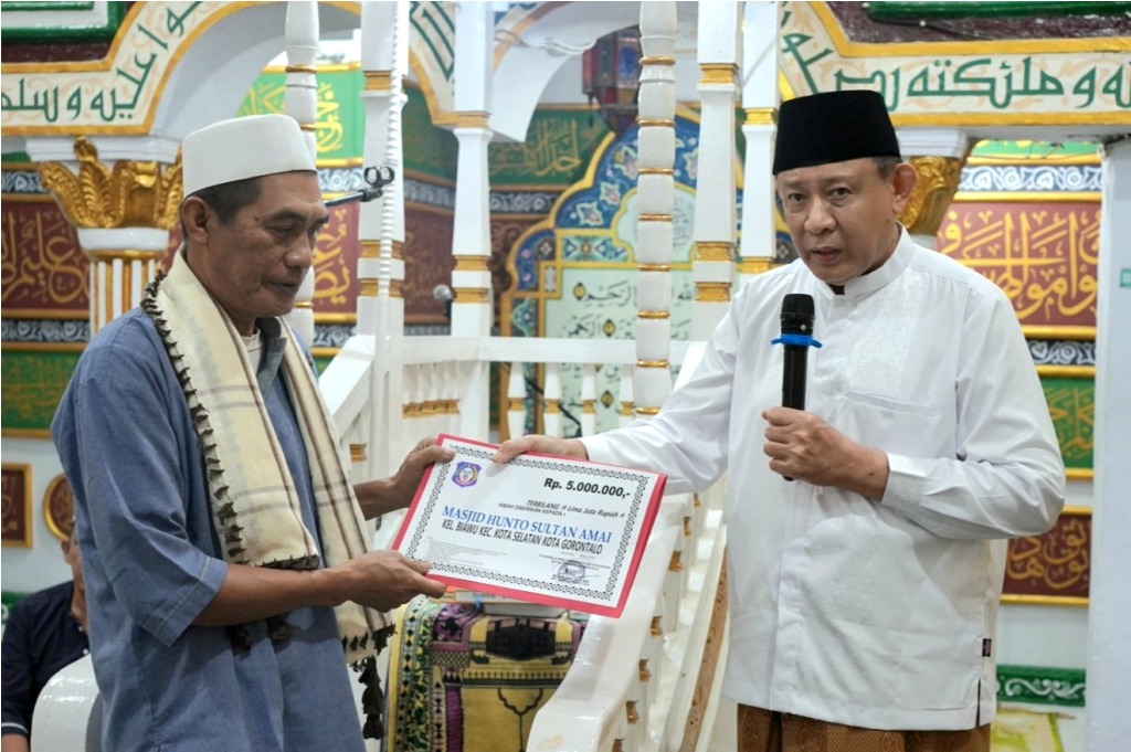  Gubernur Serahkan Bantuan Operasional Untuk Masjid Hunto