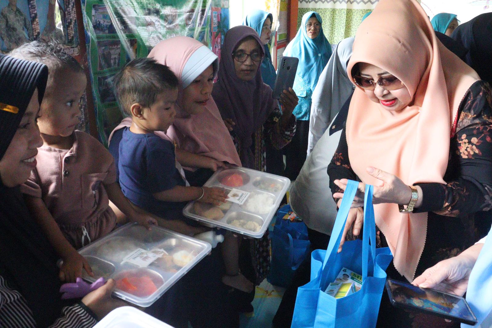 TP PKK Provinsi Gorontalo Serahkan Bantuan Susu di Piloliyanga