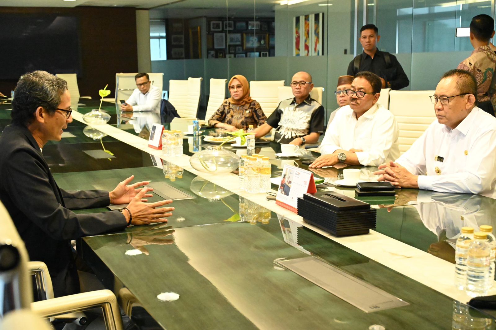Gusnar Ismail Bertemu Sandiaga Uno, Bahas Pembangunan dan Rencana Pendirian Bank Daerah