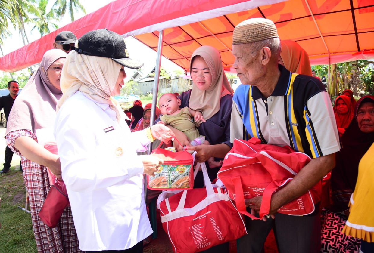 Warga Telaga Terdampak Puting Beliung Terima Bantuan Pemprov Gorontalo   