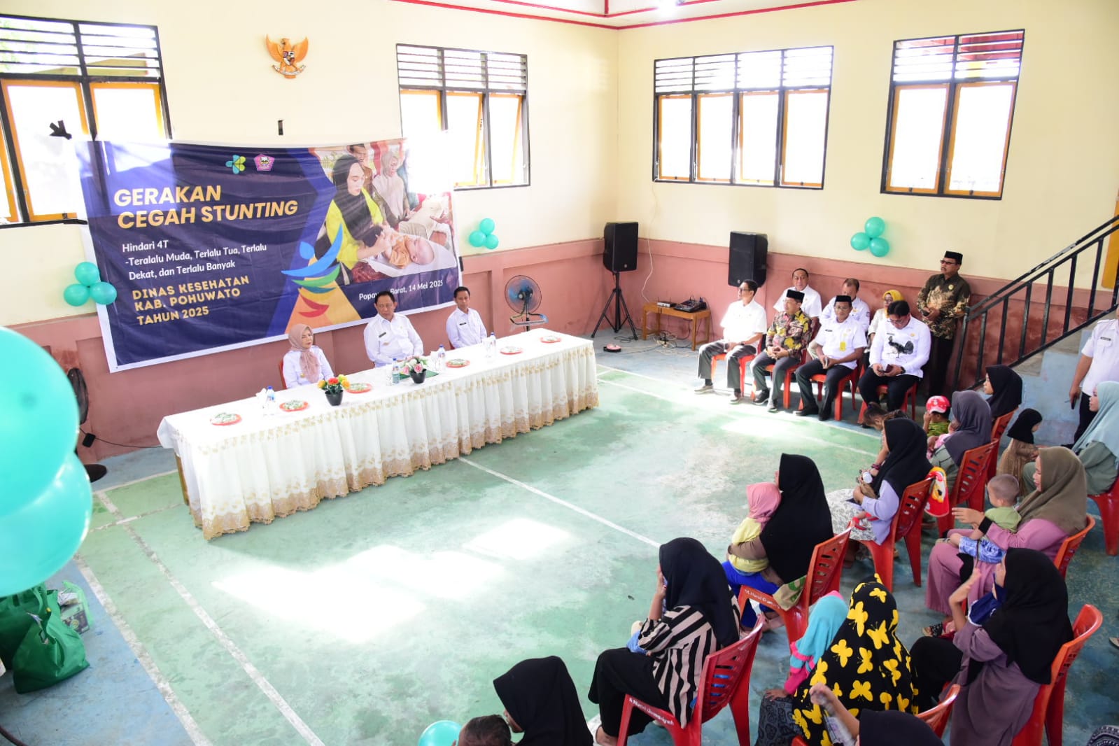  Gusnar – Idah Serahkan Makanan Tambahan di Posyandu Molosipat   