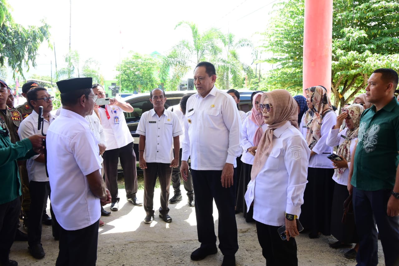  Hadir di Barat Gorontalo, Gusnar – Idah Semangati Aparatur Kecamatan   