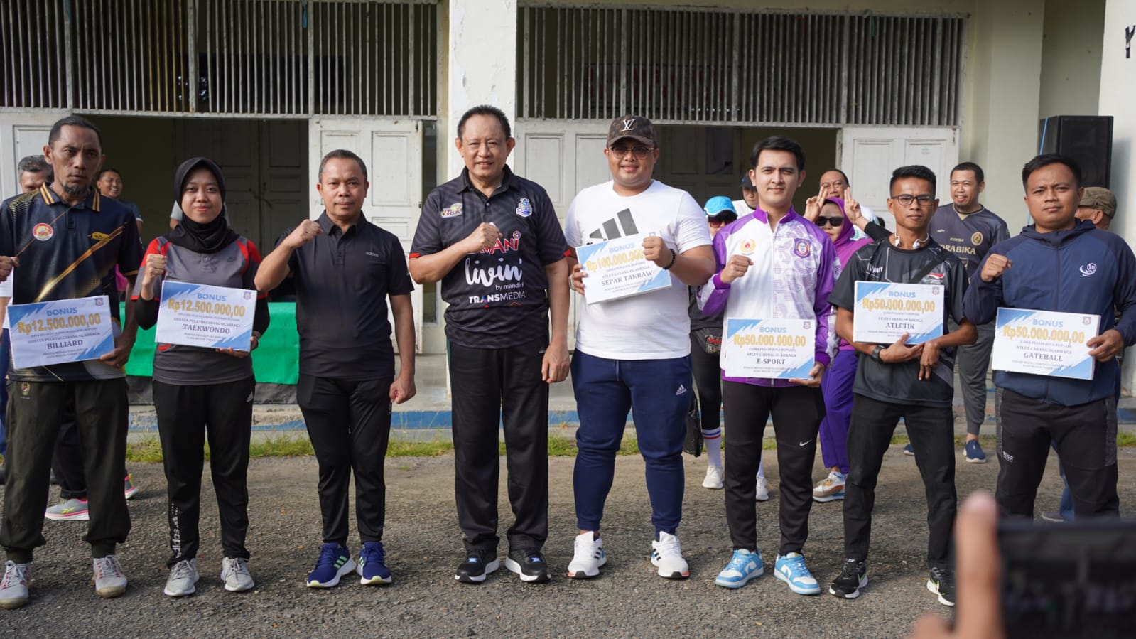  Gubernur Gusnar Selesaikan Bonus PON 2024 yang Tertunda