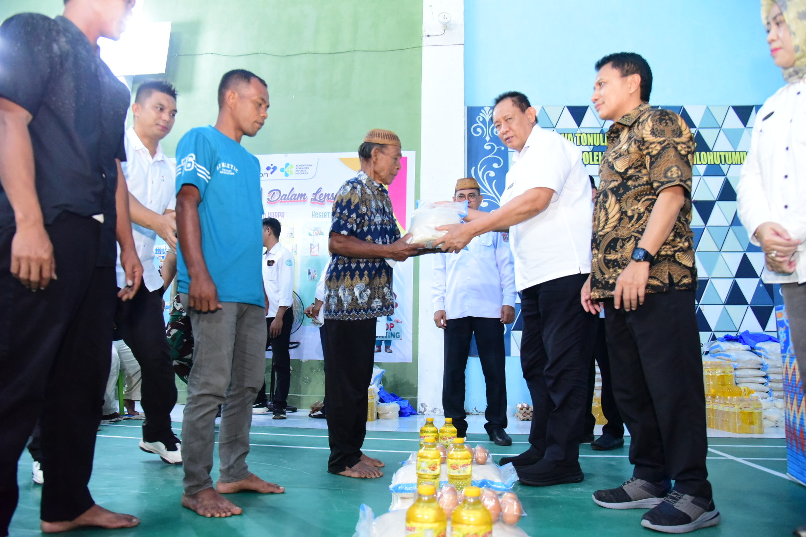  Peduli Warga, Gubernur Gusnar Ismail dan Ketua Fraksi Gerindra Salurkan BLP3G di Tilongkabila   