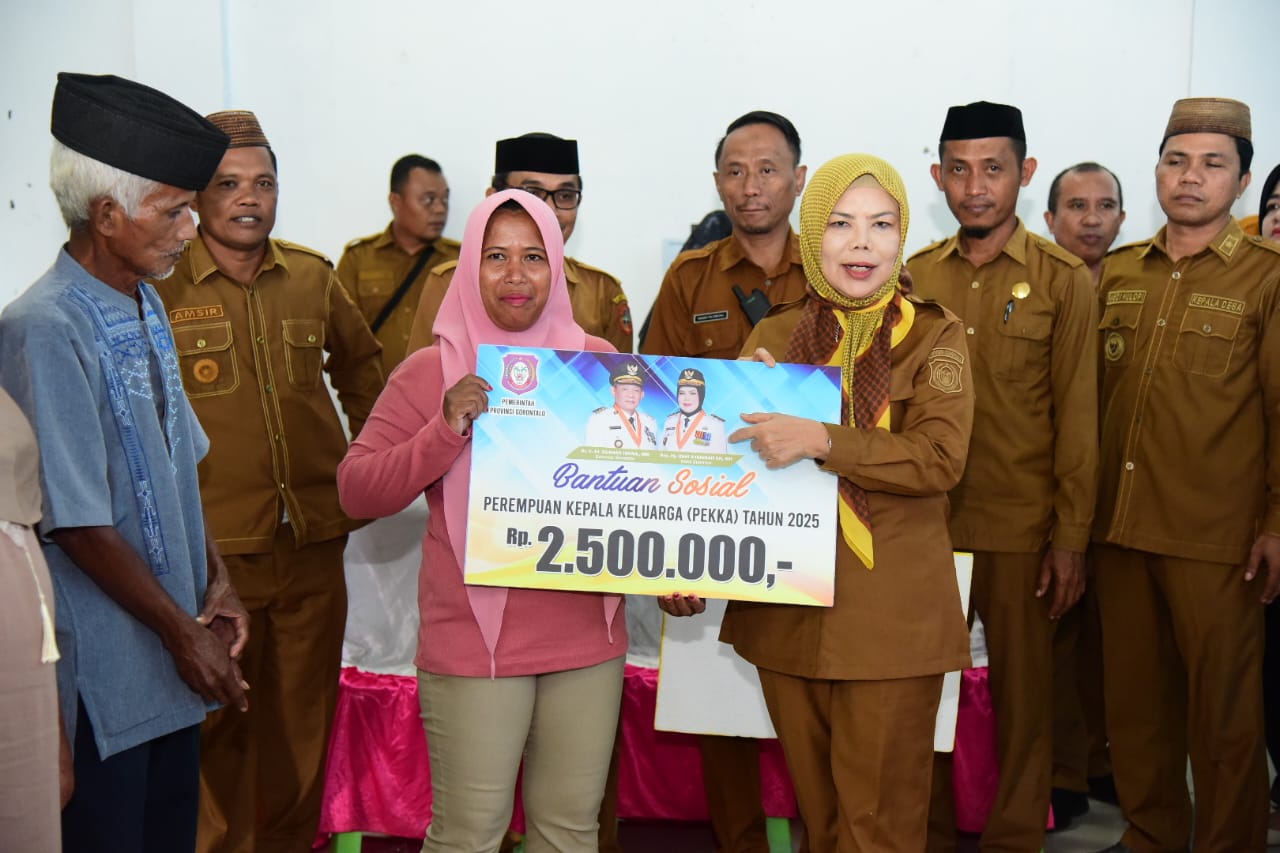 Gubernur – Wagub Serahkan Bantuan untuk Perempuan Kepala Keluarga di Gorut