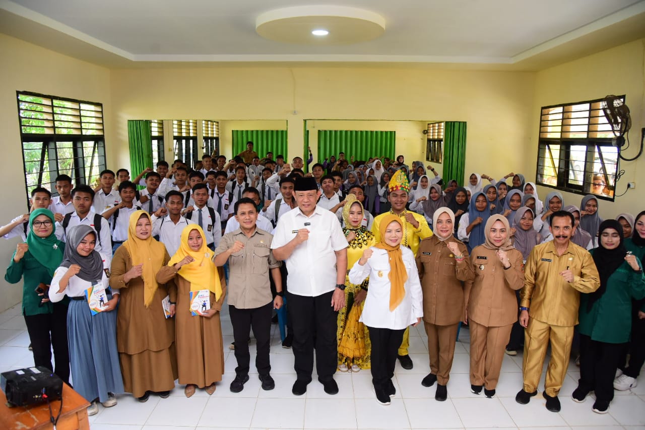 Sambangi SMA 4 Tolinggula, Gubernur Gorontalo Dorong Literasi Digital Pelajar