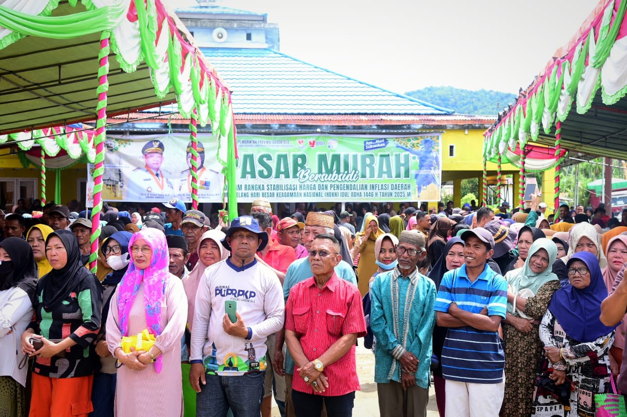 Antusias Gubernur dan Wagub Gorontalo Layani Masyarakat Belanja di Pasar Murah