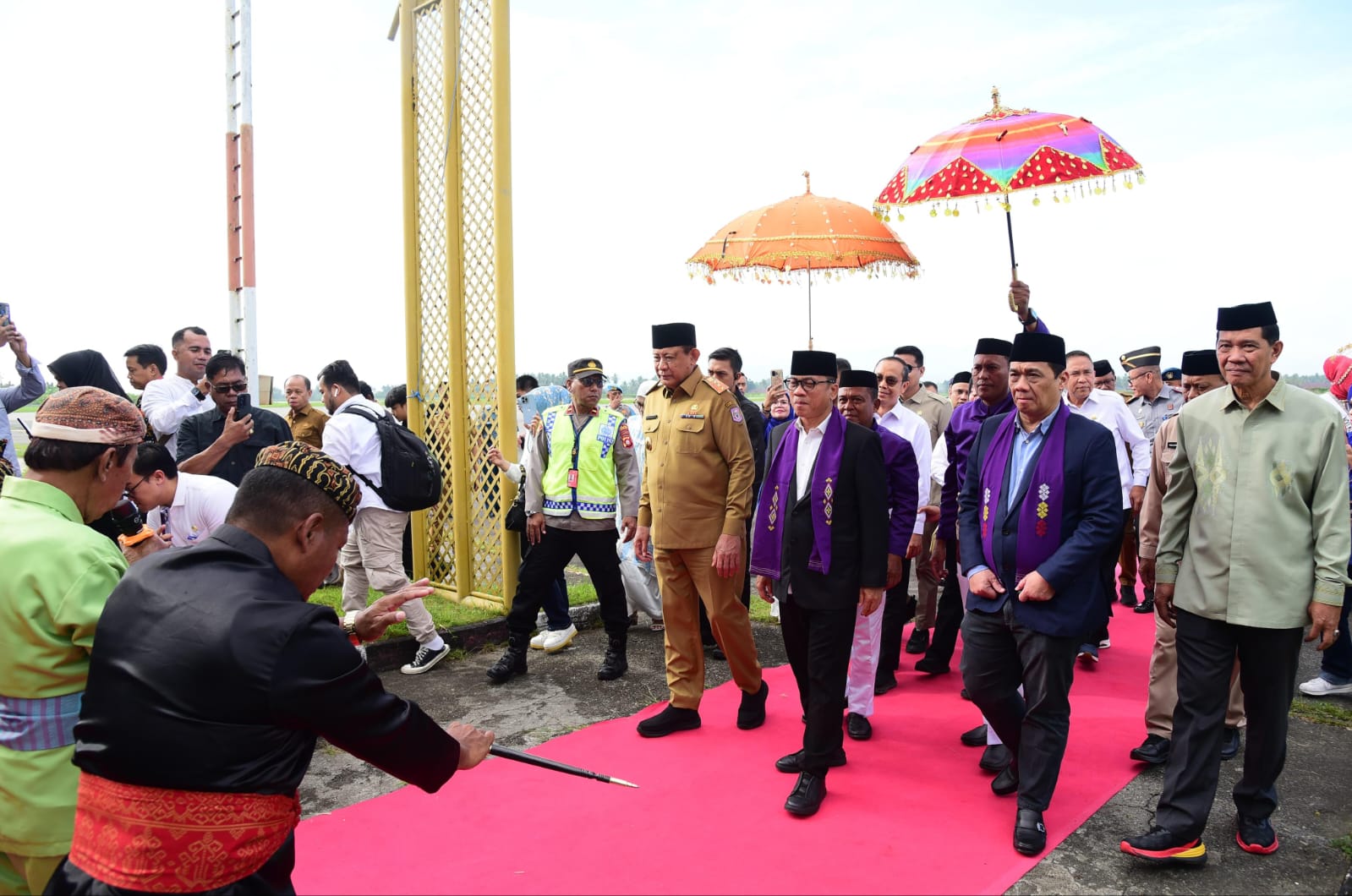 Menteri dan Wamen PDTT Disambut Adat Mopotilolo di Gorontalo 
