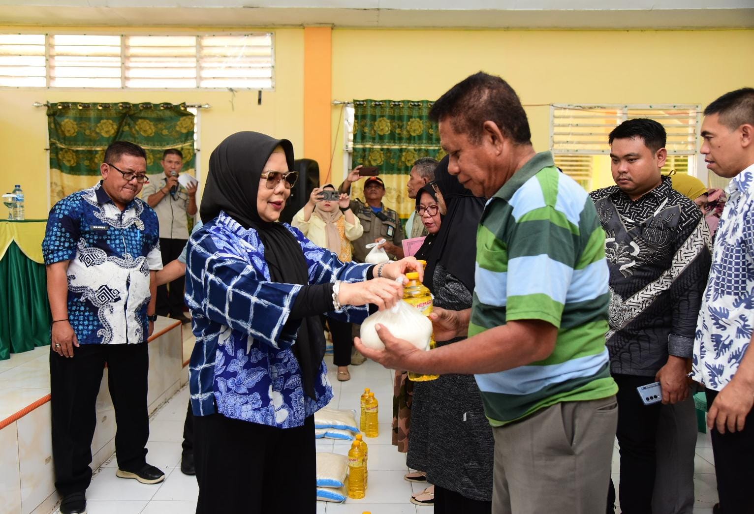 Wagub Gorontalo Serahkan BLP3G untuk Ratusan Warga Kota Timur dan Kota Barat   