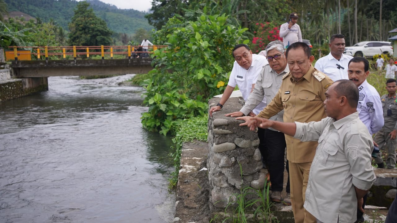 Tinjau Saluran Irigasi di Ilotunggula, Gusnar Ingin Pengairan Optimal