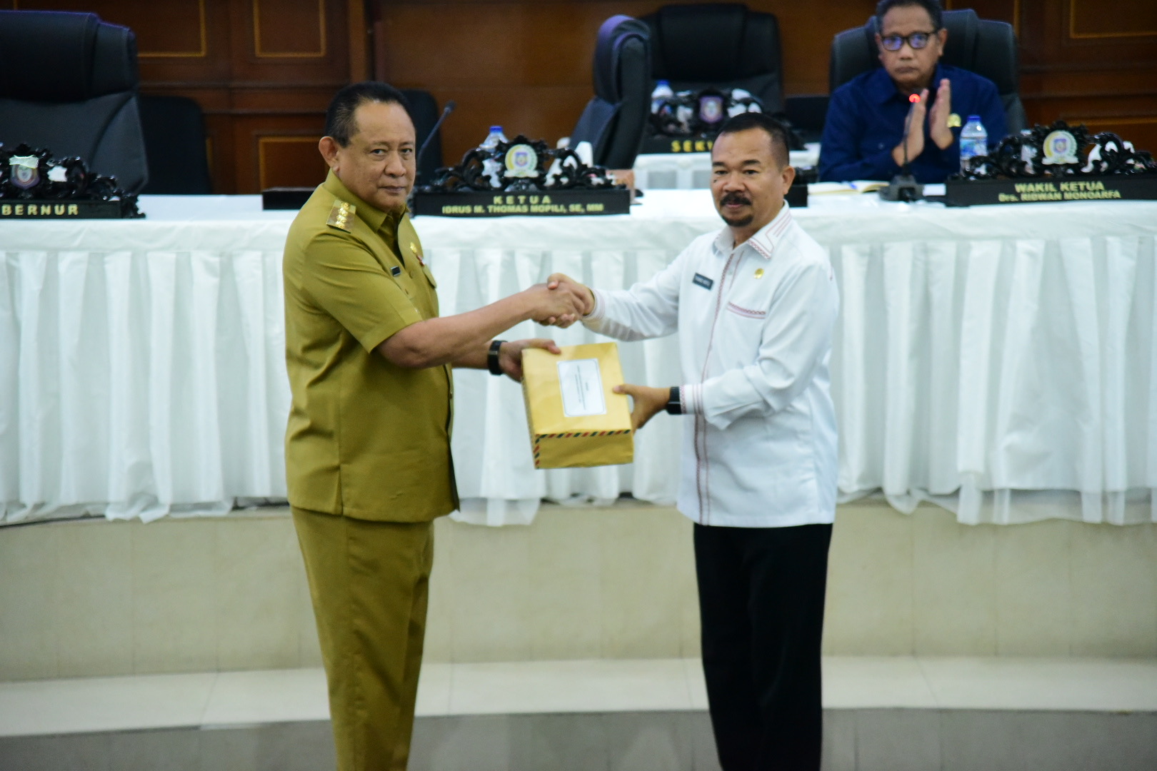 Gubernur Gorontalo Serahkan Ranperda Pertanggungjawaban APBD 2024 ke DPRD