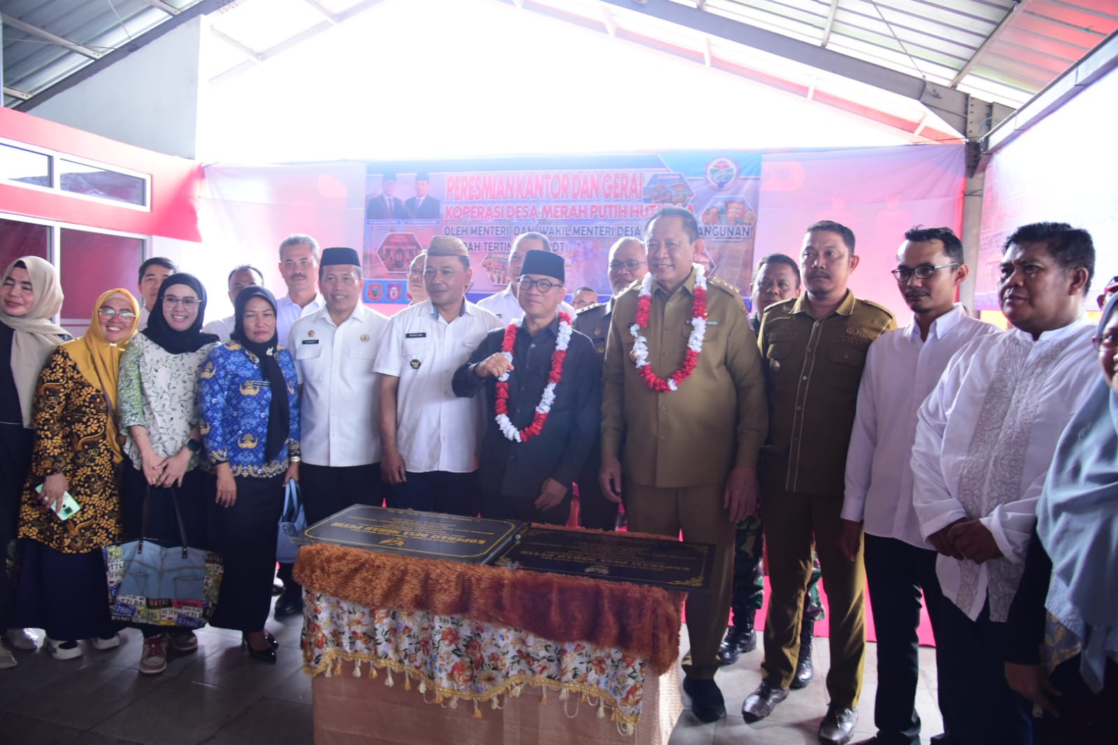  Ditinjau Mendes PDT, Koperasi Merah Putih Hutadaa Mulai Beroperasi