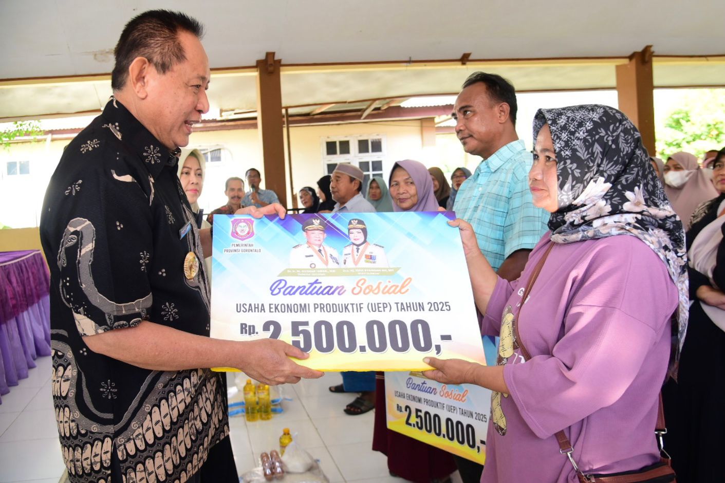  Gubernur Gusnar Serahkan Bantuan Modal Usaha di Kota Selatan