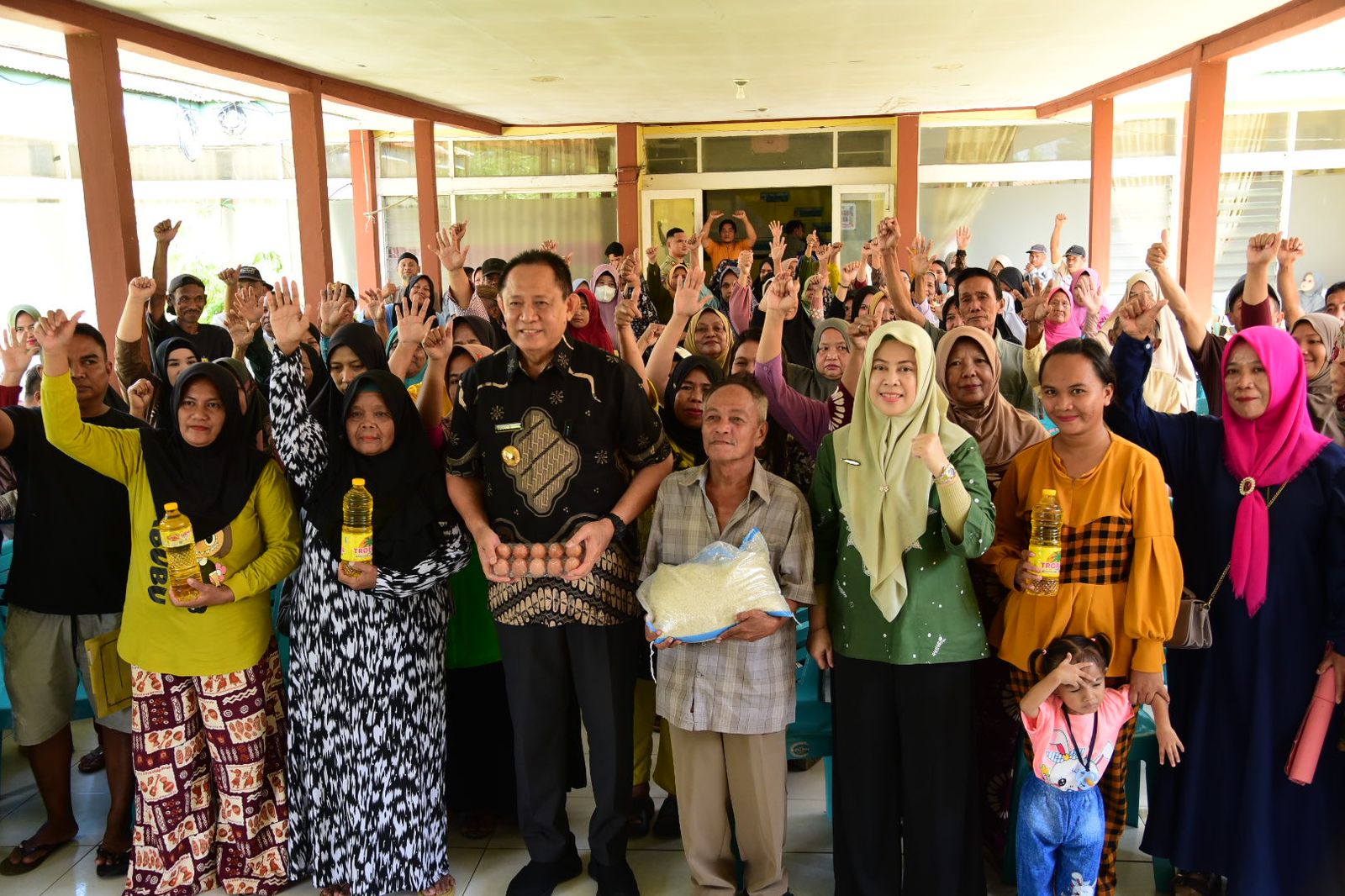 Masyarakat Kota Selatan Senang, Gubernur Gusnar Datang Beri Bantuan Pangan