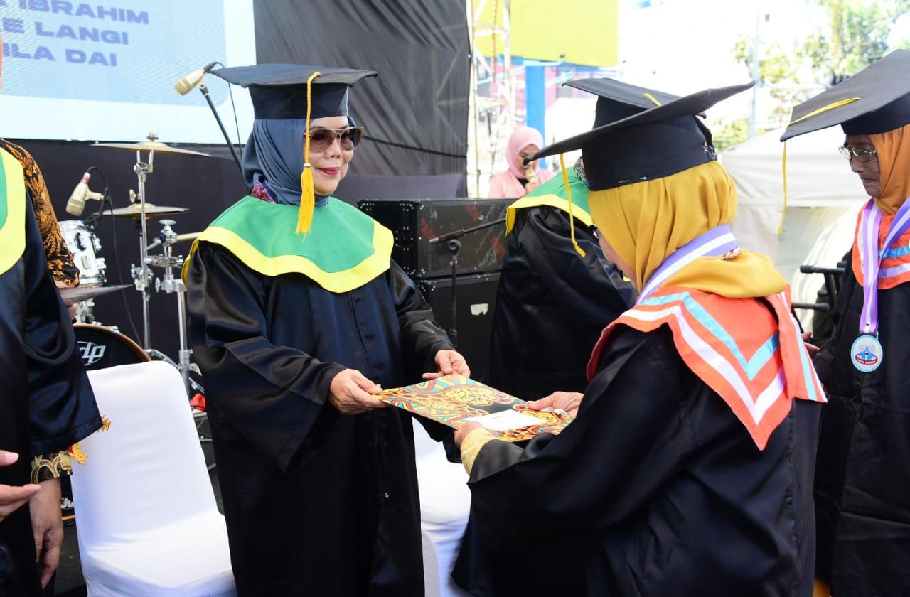 Wisuda Sekolah Lansia Gorontalo, Wagub Idah Titip Pesan Khusus   
