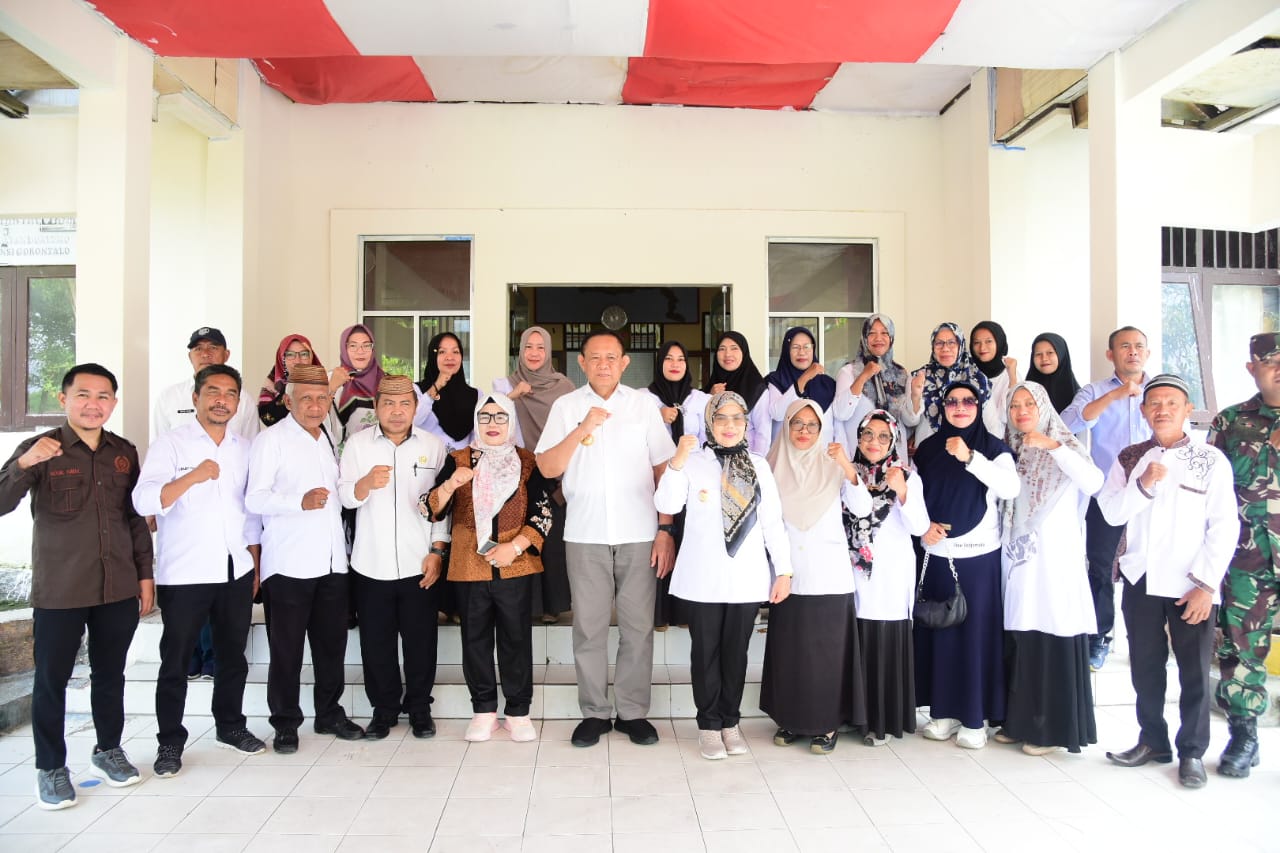 Gubernur Imbau Kebersihan di Lingkungan Kantor Camat