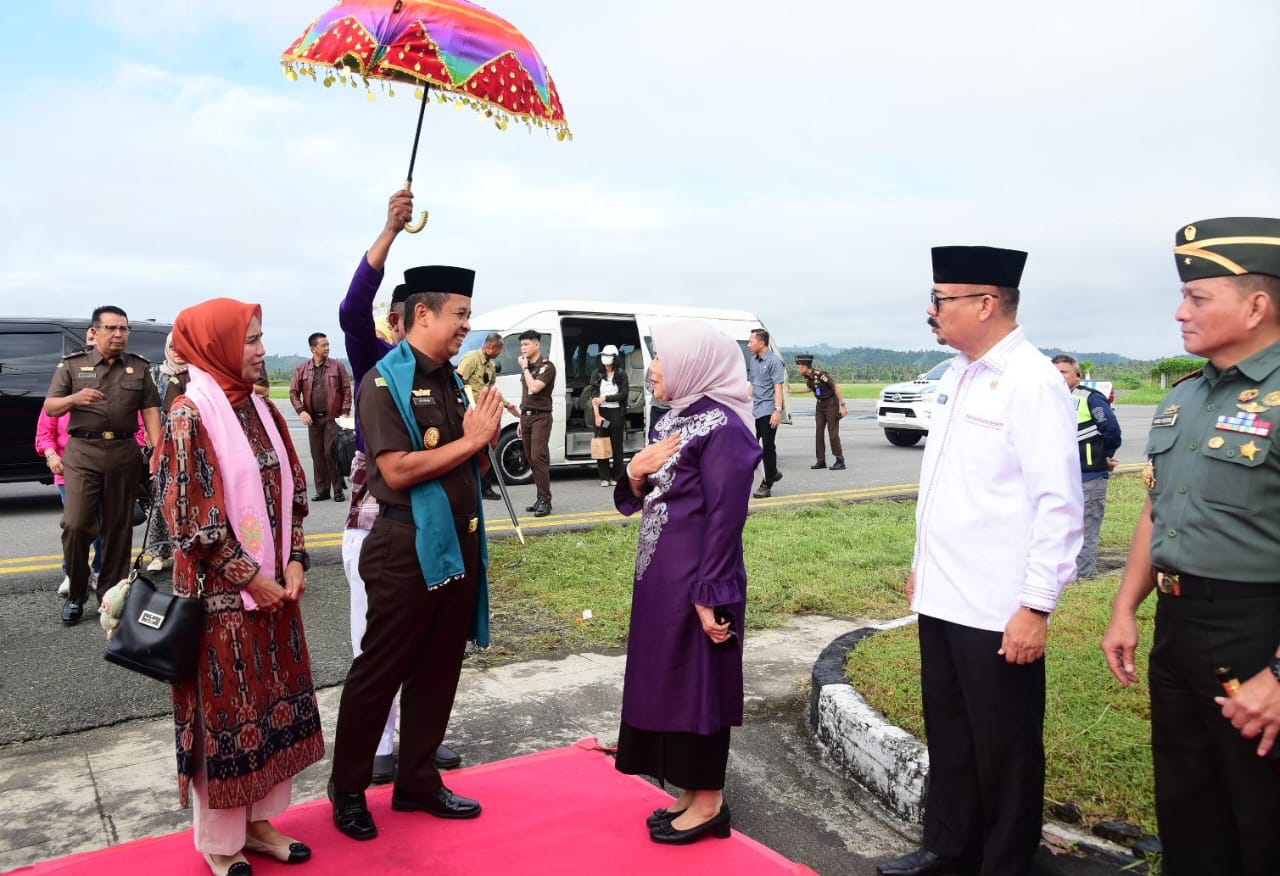 Pemprov Sambut Kajati Gorontalo Baru dengan Adat Mopotilolo 