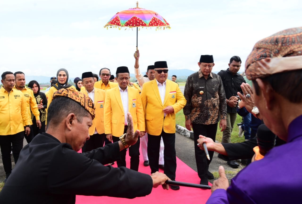  Kunjungi Gorontalo, Menteri ESDM Disambut Adat Mopotilolo