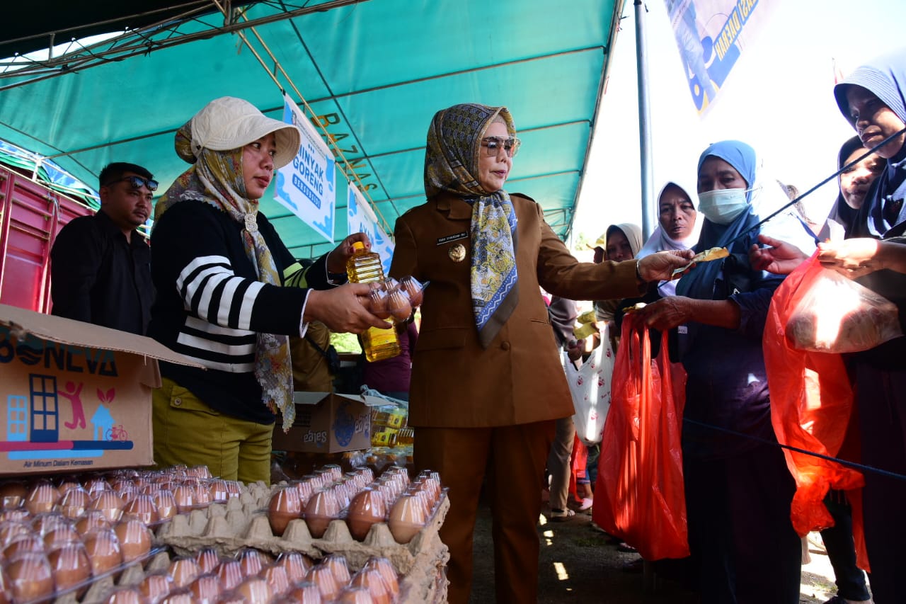  Gubernur – Wagub Dampingi Warga Belanja di Pasar Murah Gorut