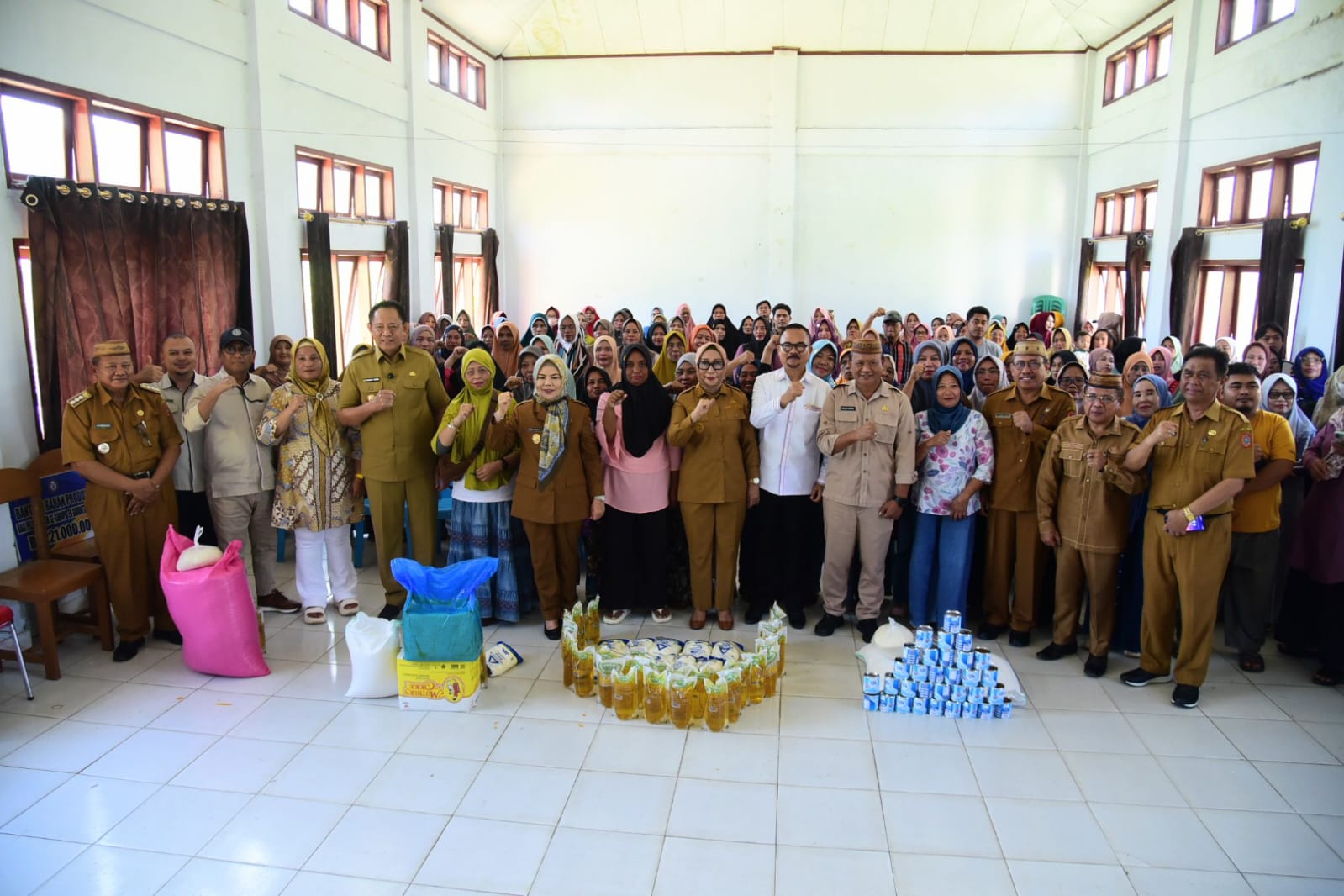  Ratusan UMKM di Gorut Terima Bantuan Bahan Produksi 