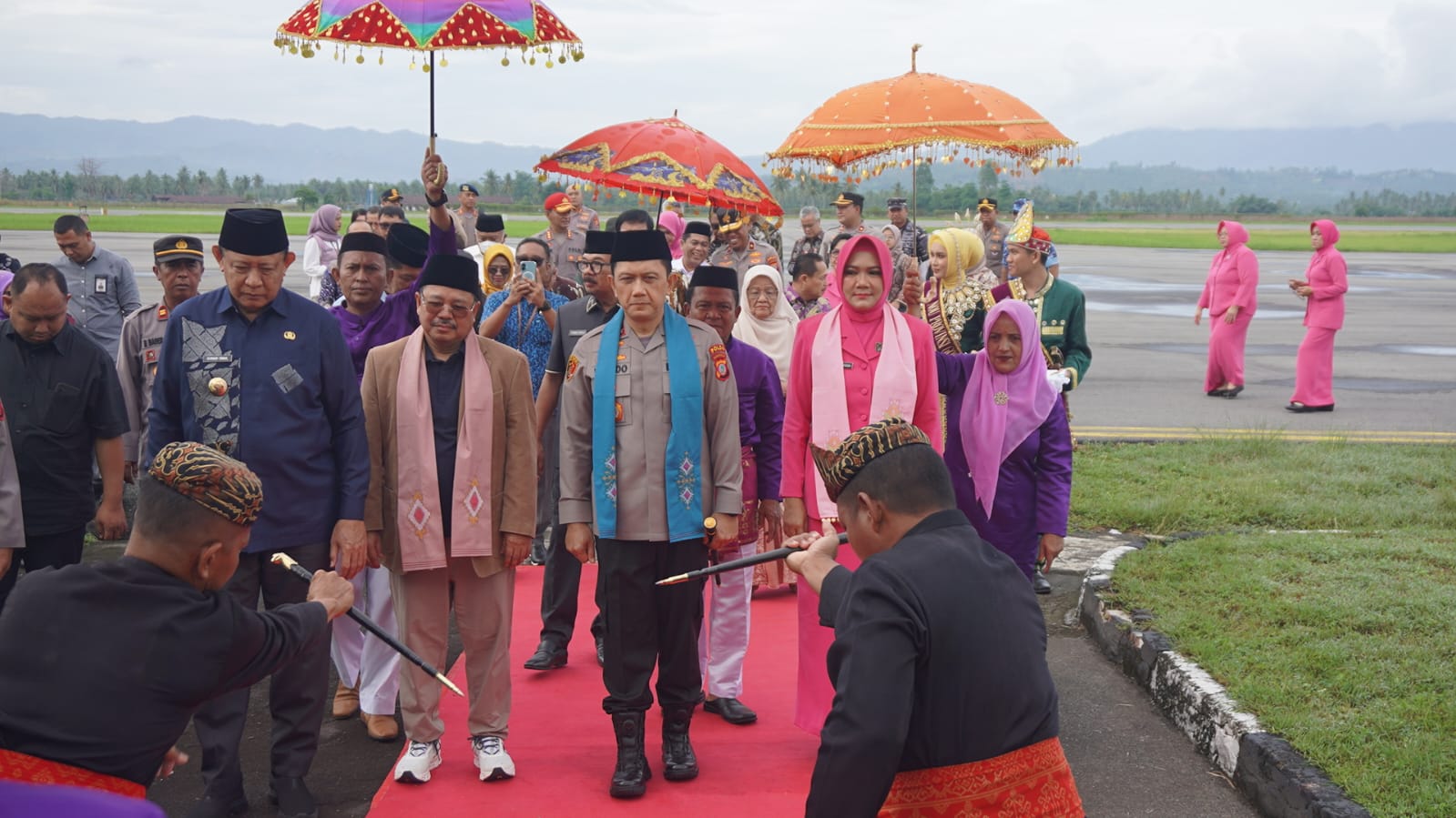  Tiba di Gorontalo, Kapolda Baru dan Ketua Komisi Yudisial RI disambut Mopotilolo     
