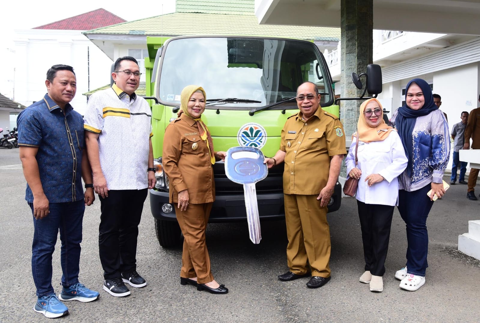  Wagub Serahkan Bantuan Truk Sampah Aspirasi Anggota DPR RI