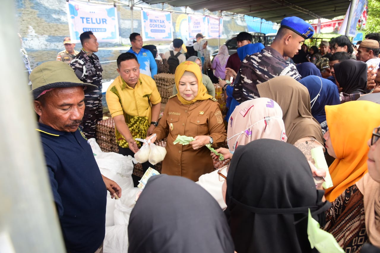  Warga Padati Pasar Murah Peringati HUT TNI AL
