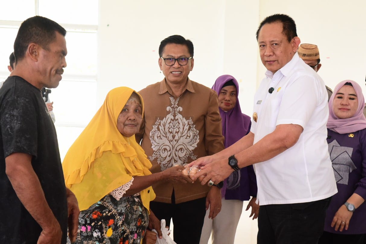  Warga Bone Pantai Bersyukur Terima Bantuan Pangan Pemprov Gorontalo