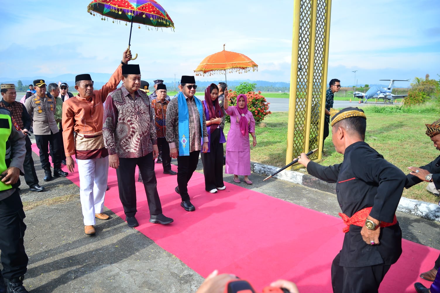  Perdana ke Gorontalo, Menekraf dan Wamenpar RI disambut adat Mopotilolo