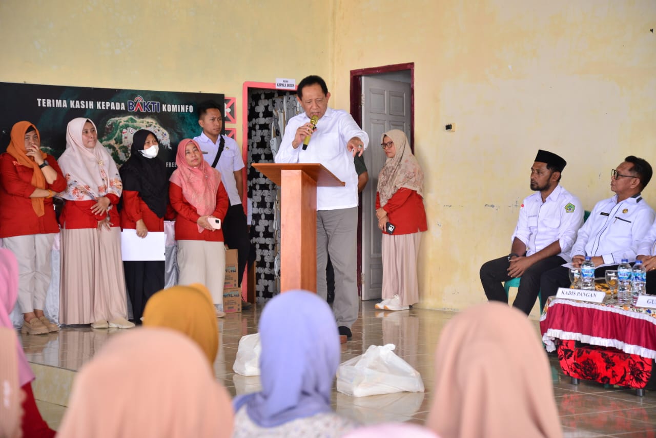 Dikunjungi Gubernur, Warga Desa Bajo Terima Bantuan Pangan Gratis