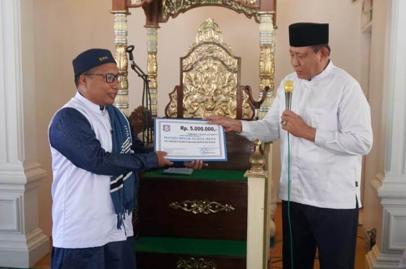 Kunjungi Masjid Nurul Iman Kabila Bone, Gubernur Gusnar Beri Bantuan